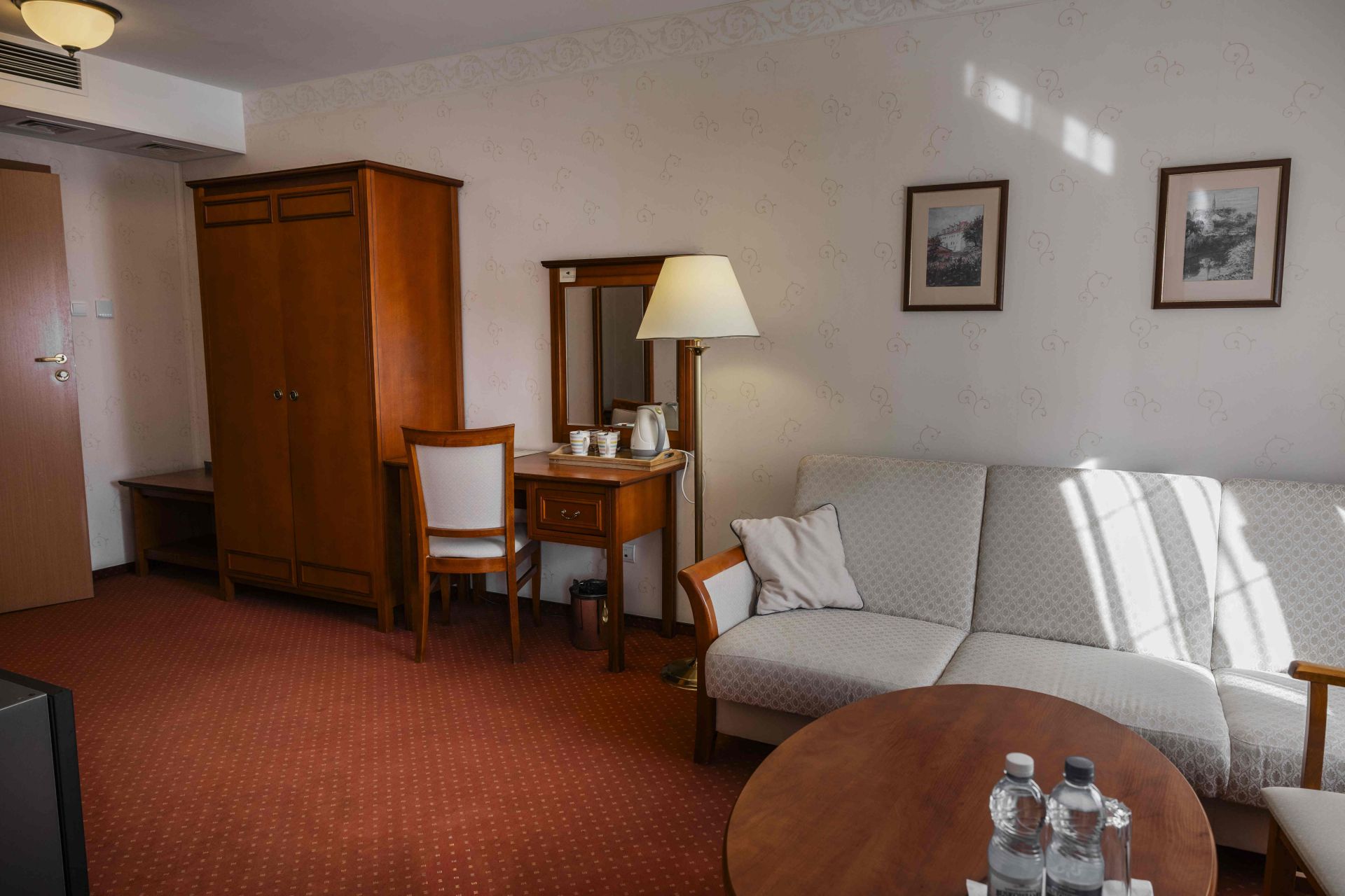 Deluxe z łóżkiem małżeńskim i sofą klimatyzowany